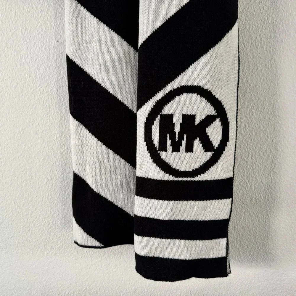 MK Chic Chevron Knit Michael Kors Logo Wrap Scarf Derby Modern Luxury LIKE NEW